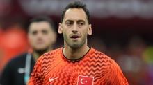 Hakan �alhano�lu'nun e�inden ele�tirilere tepki! ''Ne �abuk unuttunuz''