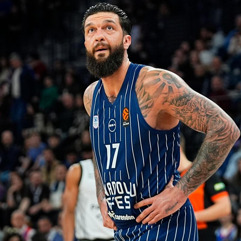 Anadolu Efes'te Vincent Poirier ile yollar ayr�ld�
