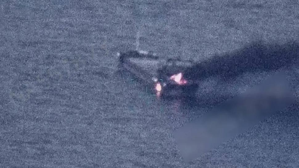 Karadeniz'de sıcak saatler! Türklerin bulunduğu gemiye dron isabet etti