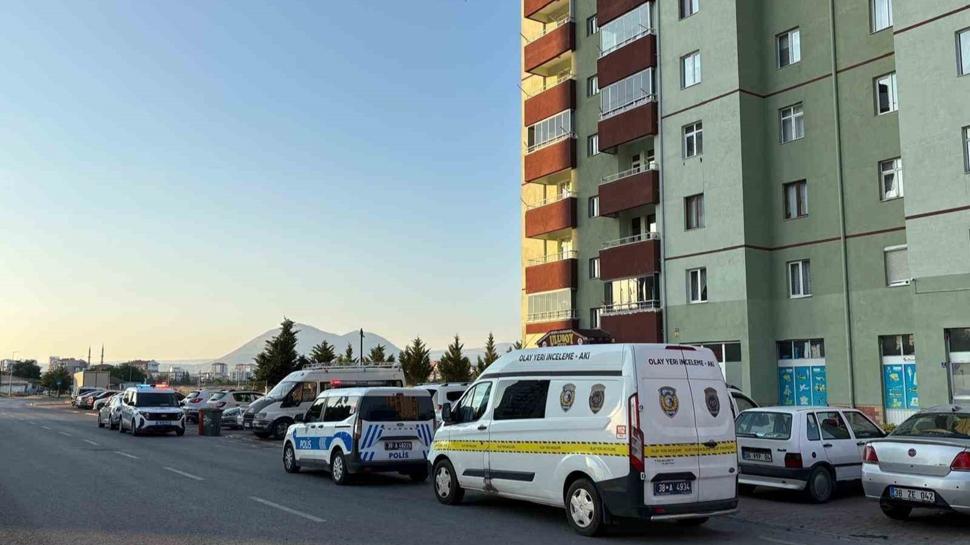 Kayseri'de ��pheli �l�m! O�lunu evin salonunda �l� buldu