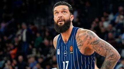Anadolu Efes'te Vincent Poirier ile yollar ayr�ld�