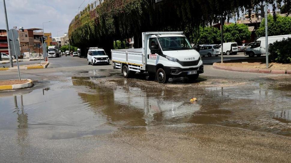 Adana'da içme suyu borusu patladı