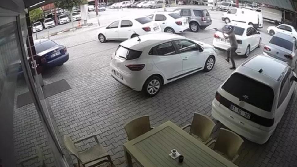 Adana'da kasklı saldırgan dehşet saçtı: 10 araç kurşunlandı