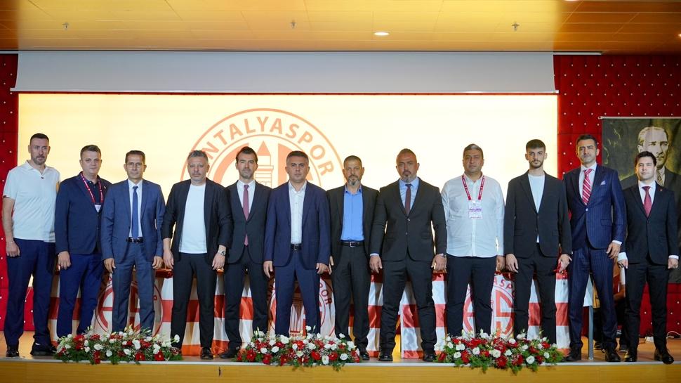 Antalyaspor'un yeni yönetimi taraftarla yürüdü!