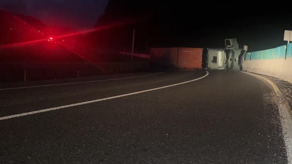 Bolu Da��'nda askeri m�himmat y�kl� TIR devrildi