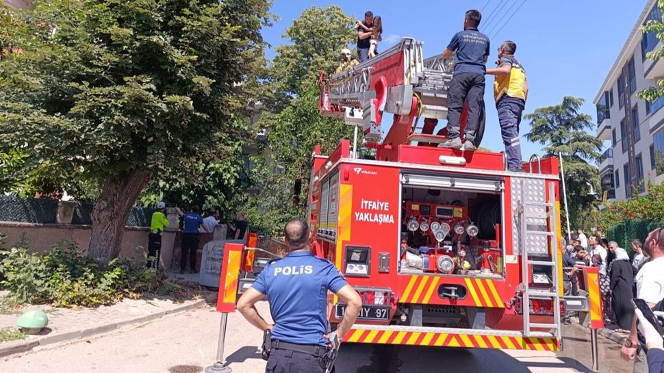 Bursa'da apartman dairesinde yangın! Binada yaşayanlar tahliye edildi