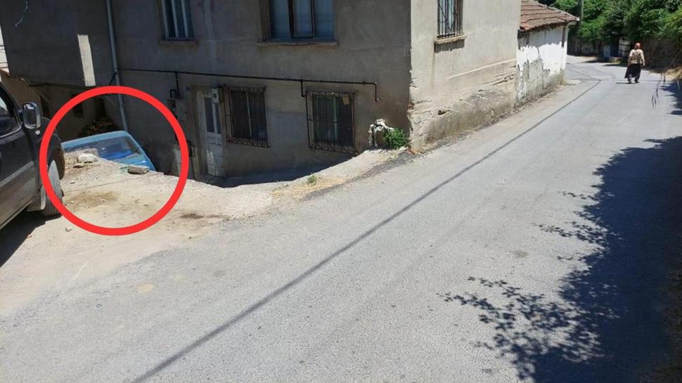 Duvarı yıktı, evlerin arasına düştü! Freni patlayan araçtan yürekleri ağza getiren kaza
