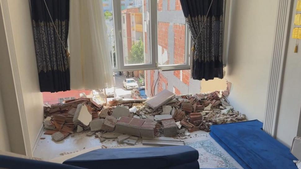 İstanbul'un göbeğinde facia: Apartman komşu binanın üzerine devrildi