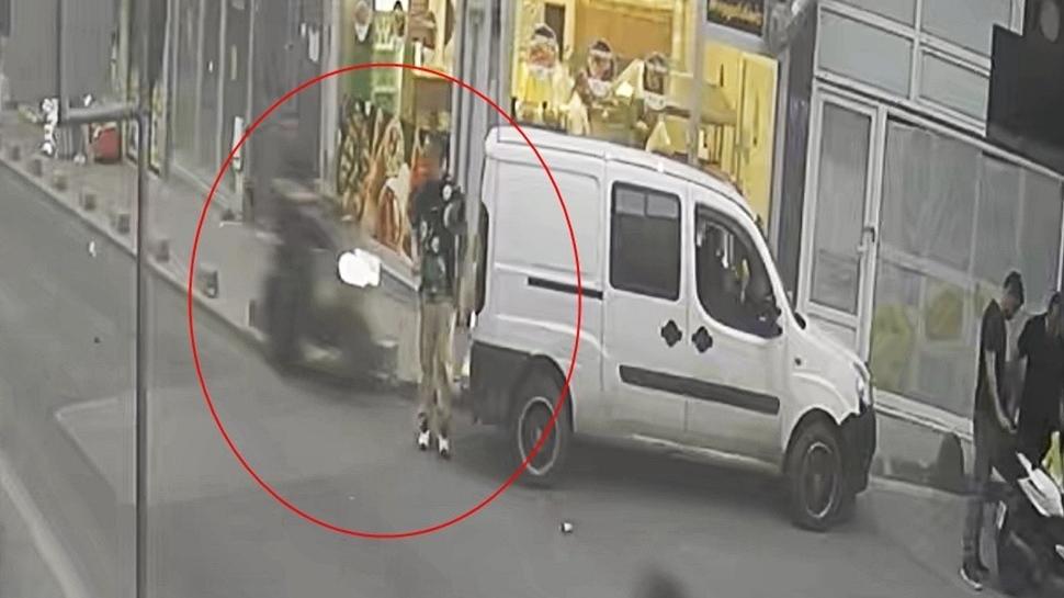 Ön teker şovu korku saçtı! Yaya ezilmekten kıl payı kurtuldu
