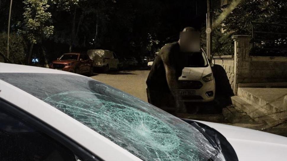 Park yeri kavgası değil, resmen terör! Komşusunun milyonluk aracını parçaladı