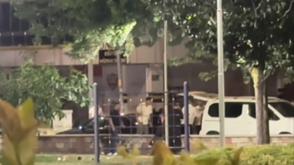 Parkta tekme ve yumruklar havada uçuştu: O anlar kamerada