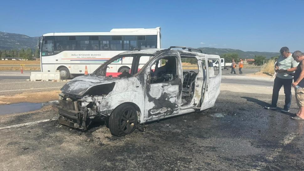 Seyir halindeki araç alev topuna döndü: 3 kişi son anda kurtuldu
