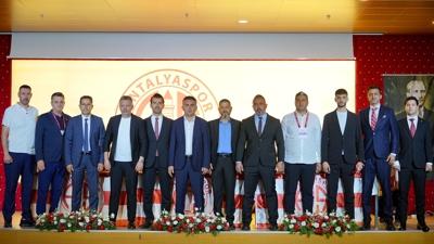 Antalyaspor'un yeni yönetimi taraftarla yürüdü!