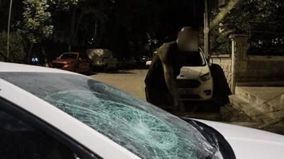 Park yeri kavgas� de�il, resmen ter�r! Kom�usunun milyonluk arac�n� par�alad�