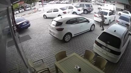 Adana'da kaskl� sald�rgan deh�et sa�t�: 10 ara� kur�unland�