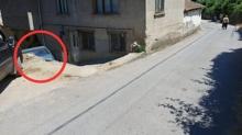 Duvar� y�kt�, evlerin aras�na d��t�! Freni patlayan ara�tan y�rekleri a�za getiren kaza