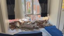 �stanbul'un g�be�inde facia: Apartman kom�u binan�n �zerine devrildi