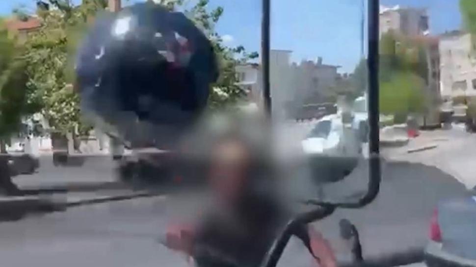 Trafikte kask fırlattı! Magandalığın cezası ağır oldu