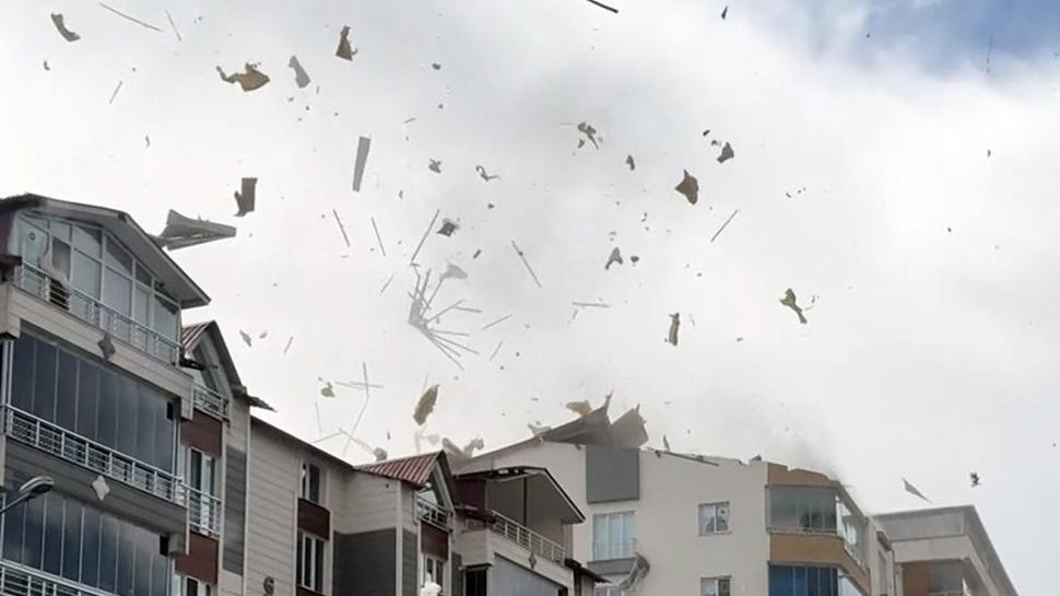 Ahlat'ta hortum felaketi! Gökyüzü sac ve ahşap parçalarıyla doldu