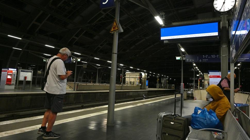 Almanya'da ula��m fel� oldu! Dijital ar�za tren seferlerini durdurdu