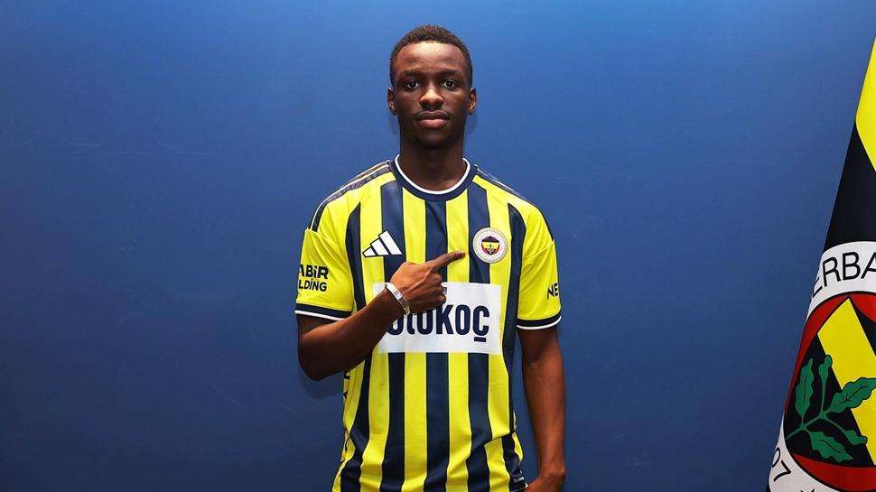 Amara Diouf resmen Fenerbahçe'de! 5 yıllık sözleşme imzalandı