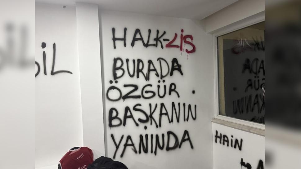 CHP'de Kılıçdaroğlu öfkesi! İl binasına yazılar yazıldı