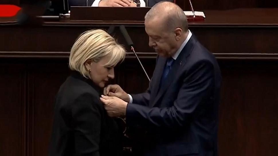 CHP'den istifa edip AK Parti'ye katıldı! Rozetini Başkan Erdoğan taktı