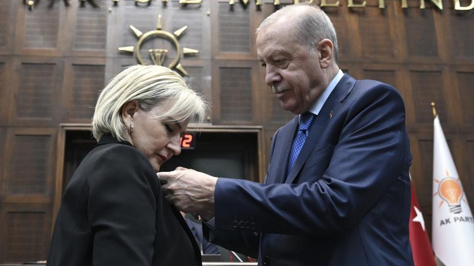 CHP'den istifa edip AK Parti'ye kat�ld�! Rozetini Ba�kan Erdo�an takt�
