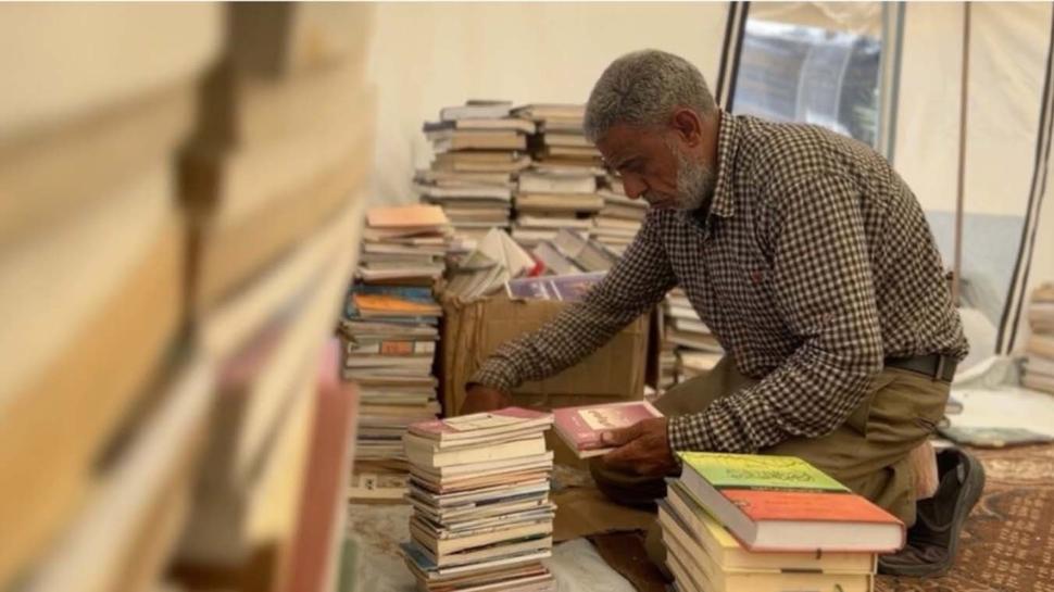 Gazzeli sahaf, enkazdan ��kard��� kitaplar�yla birlikte g�� etti