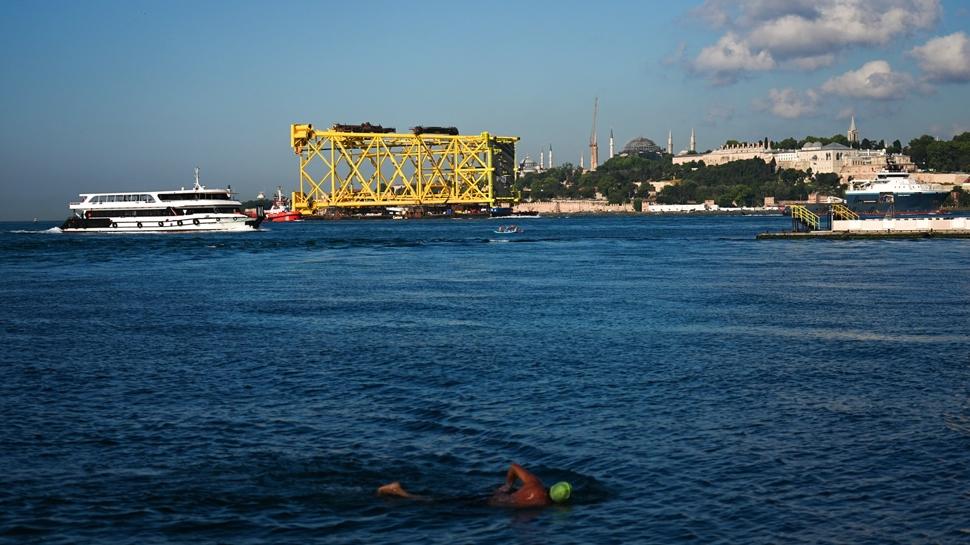 İstanbul Boğazı'nın dev konuğu: CASTRO XI görüntülendi