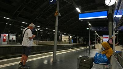 Almanya'da ulaşım felç oldu! Dijital arıza tren seferlerini durdurdu