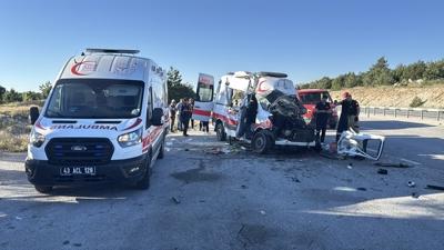 Ambulans iki t�ra �arpt�! �l� ve yaral�lar var
