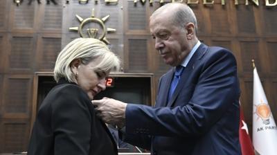 CHP'den istifa edip AK Parti'ye kat�ld�! Rozetini Ba�kan Erdo�an takt�
