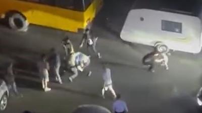 Çocuğunun gözü önünde bıçaklandı! Dehşet veren yol kavgası kaydedildi
