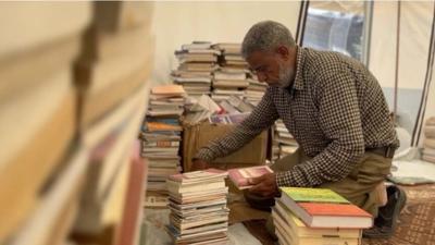 Gazzeli sahaf, enkazdan ��kard��� kitaplar�yla birlikte g�� etti
