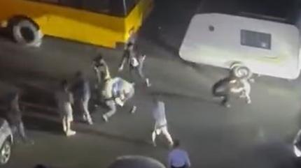 �ocu�unun g�z� �n�nde b��akland�! Deh�et veren yol kavgas� kaydedildi