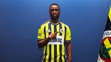 Amara Diouf resmen Fenerbah�e'de! 5 y�ll�k s�zle�me imzaland�