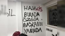 CHP'de K�l��daro�lu �fkesi! �l binas�na yaz�lar yaz�ld�