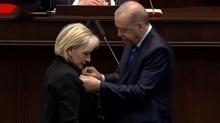 CHP'den istifa edip AK Parti'ye kat�ld�! Rozetini Ba�kan Erdo�an takt�