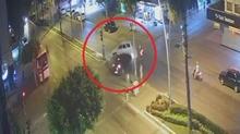 Ehliyetsiz s�r�c� trafi�i birbirine katt�: K�rm�z� ���k ihlali pahal�ya patlad�