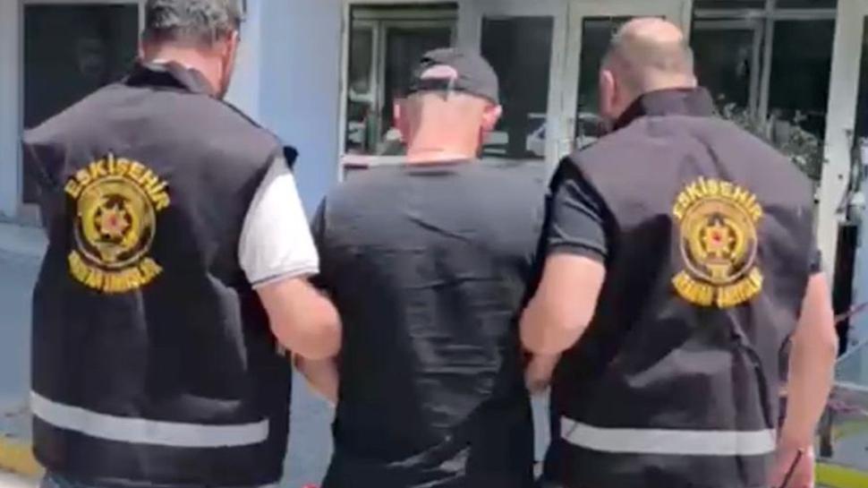 50 yıl kesinleşmiş hapis cezası ile aranıyordu: Eskişehir'de yakayı ele verdi