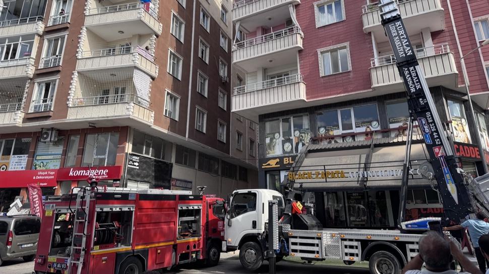 Apartman dairesinde yangın paniği: 3 kişi hastaneye kaldırıldı