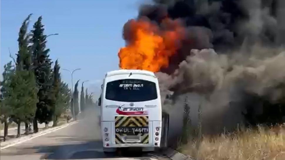 Bursa'da seyir halindeki servis otobüsü alev alev yandı: Korku dolu anlar kamerada