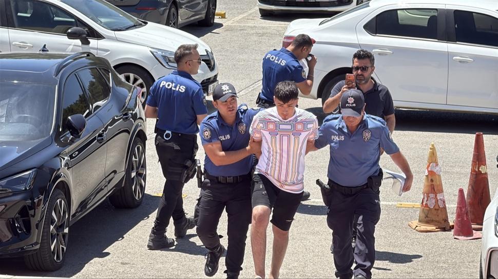 "Dur" ihtarına uymadı, ortalığı birbirine kattı: 1'i polis 3 kişi yaralandı