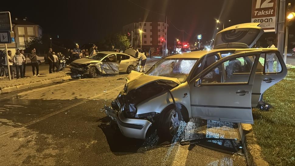 Erzincan'da feci kaza: 2 otomobil kafa kafaya girdi