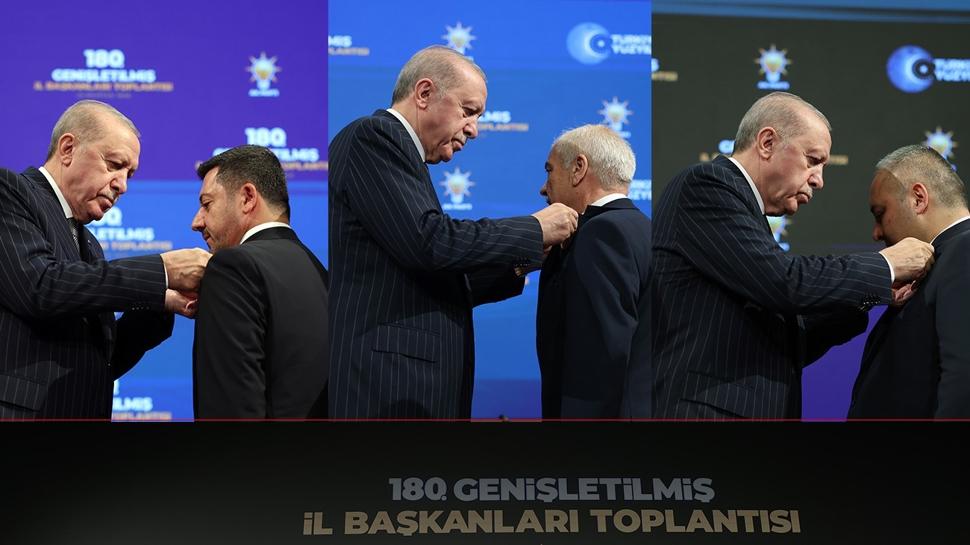 Rozetlerini Ba�kan Erdo�an takt�! 3 belediye ba�kan� AK Parti'ye kat�ld�