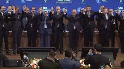 Rozetlerini Ba�kan Erdo�an takt�! 3 belediye ba�kan� AK Parti'ye kat�ld�