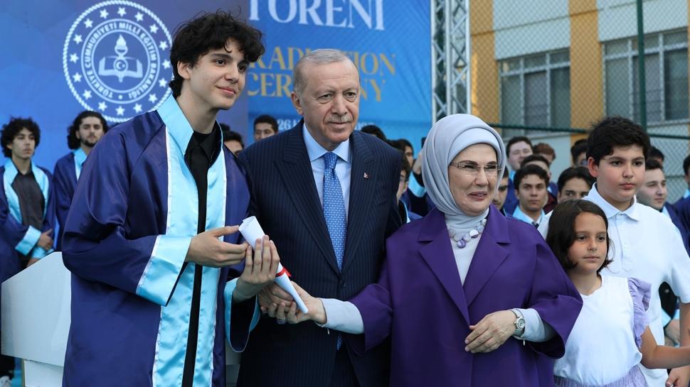 Marmara Anadolu �mam Hatip Lisesi'nde mezuniyet heyecan�... Ba�kan Erdo�an torununa diplomas�n� takdim etti