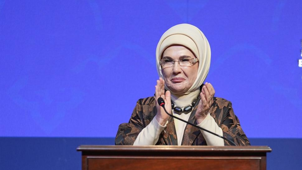 Emine Erdoğan'dan öğrencilere karne tebriki