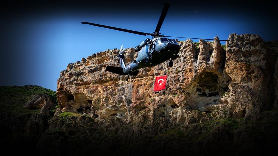 Erzurum'da "Terörsüz Türkiye" coşkusu: Çelik Kanatlar gökyüzünü fethetti